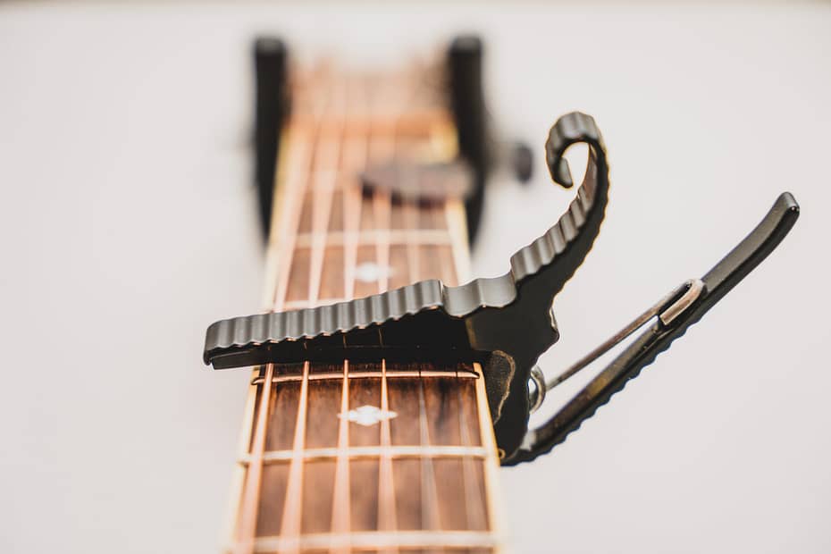 how to use a capo
